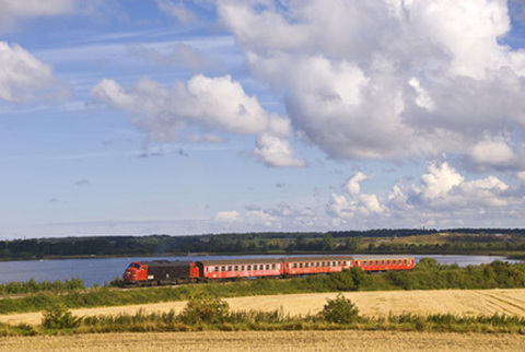 DSB MY1159 på vej til Gedser. Guldborgsund ses i  baggrunden